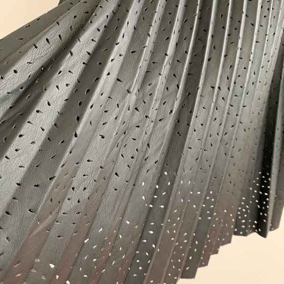 Club Monaco Faux leather Pleats Skirt - Picture 5 of 6